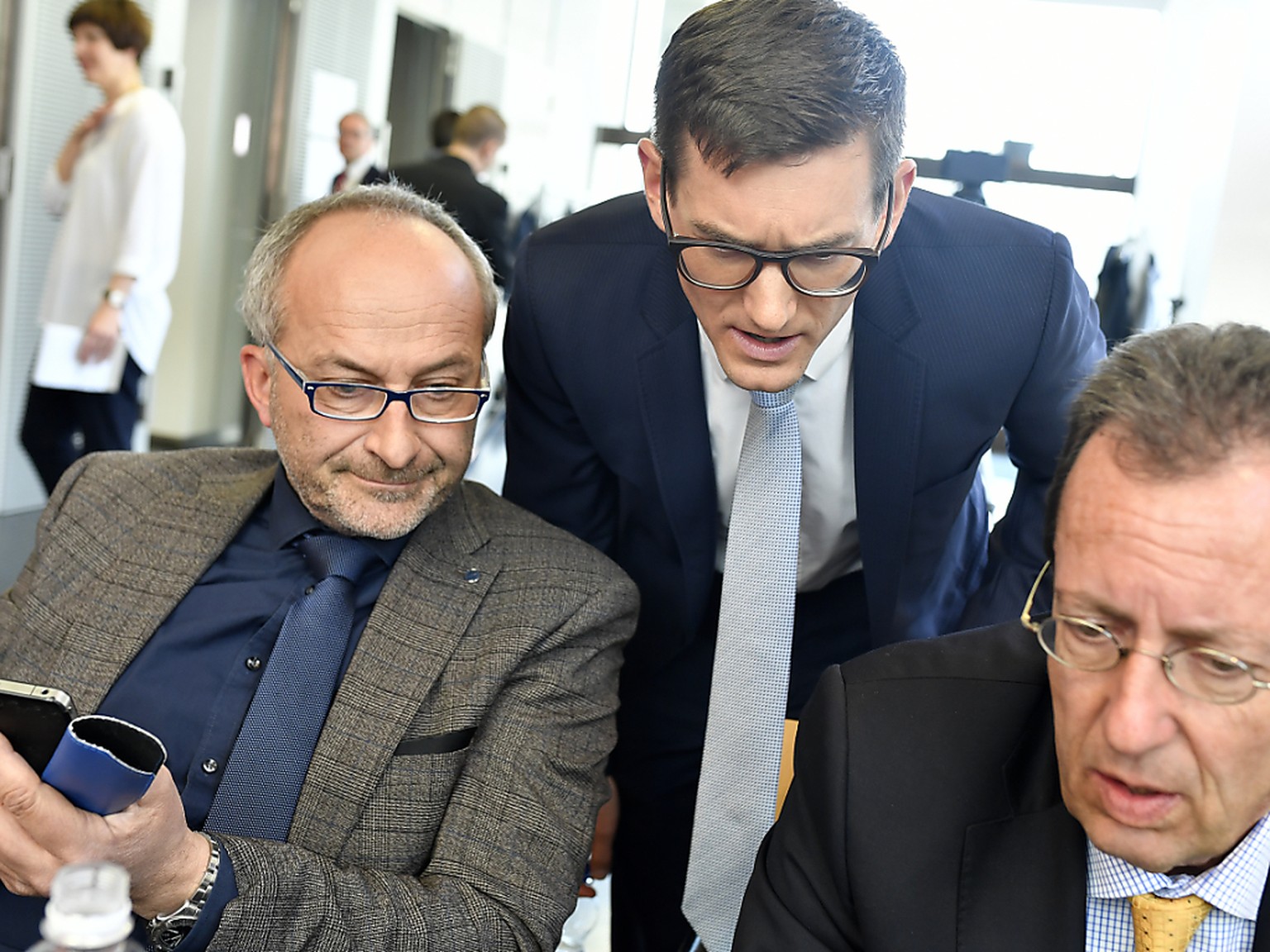 Ernste Gesichter bei SVP und FDP. Ihre Parteien dürften verlieren: SVP-Präsident Konrad Langhart, FDP-Präsident Hans-Jakob Boesch und SVP-Kantonsrat Hans-Peter Amrein.