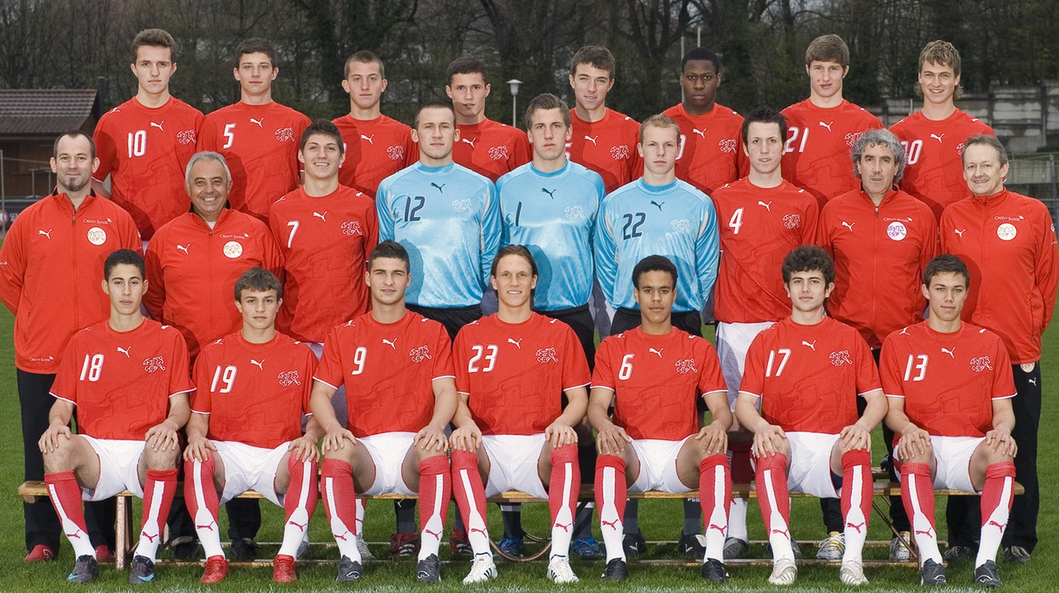 Teambild der U17 Fussball-Nationalmannschaft, aufgenommen am 22. April 2008 im Stade St. Leonard, Freiburg. Vordere Reihe von links: Nassim Ben Khalifa, Xherdan Shaqiri, Dino Rebronja, Michael Lang, S ...