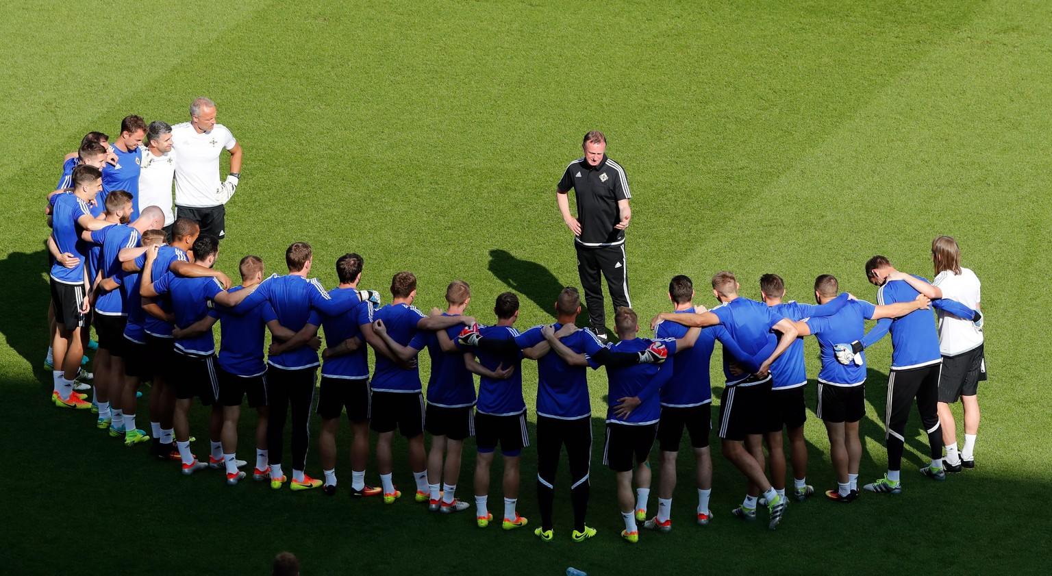 epa05388248 Northern Ireland head coach Michael O&#039;Neill (C) talks to his players during a training session at Parc des Princes in Paris, France, 24 June 2016. Northern Ireland will face Wales in  ...