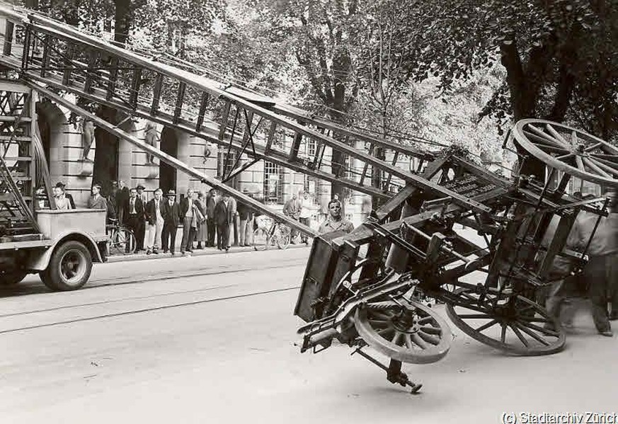 1936: Umkippen einer Leiter, Bahnhofstrasse