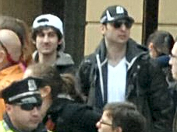 Dschochar Zarnajew (links) zusammen mit seinem älteren Bruder Tamerlan, kurz vor dem Anschlag.