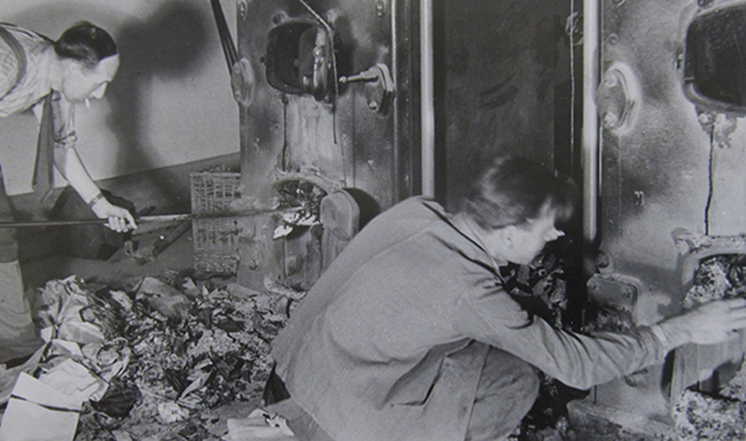 Bis ganz zuletzt wurden im Heizungskeller der Botschaft Akten verbrannt. Das Bild der Bundesanwaltschaft zeigt die Aufräumarbeiten nach dem 8. Mail 1945.