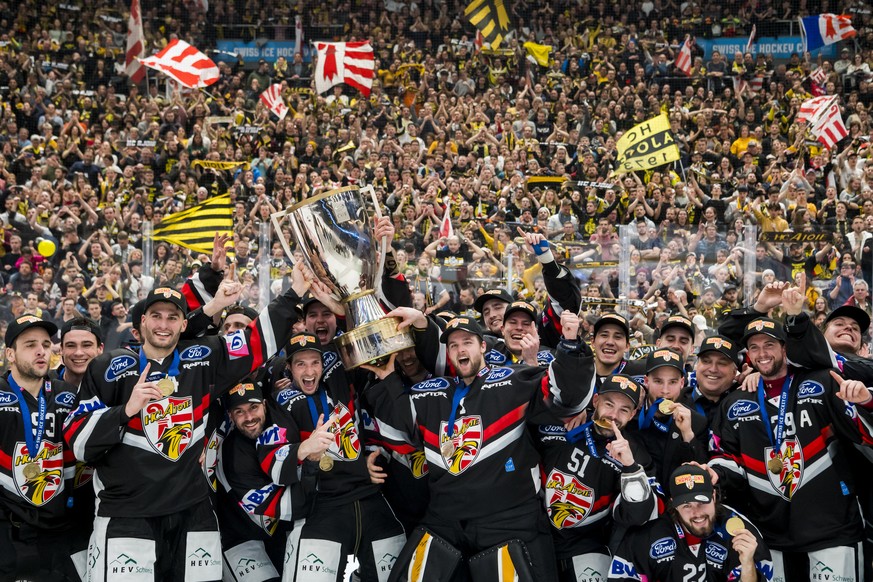 Les joueurs jurassiens du HC Ajoie fetent la victoire en coupe de suisse avec les supporters lors de la finale de Coupe de Suisse de hockey sur glace Swiss Ice Hockey Cup, entre HC Ajoie et HC Davos c ...