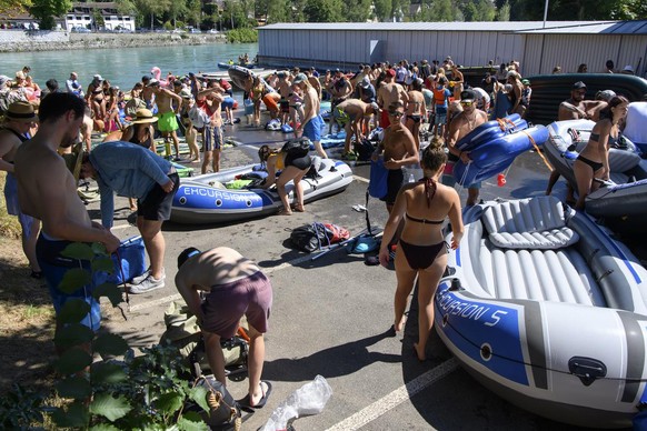 People take their inflatable boats out of the Aare River during the sunny and warm weather, in Bern. Switzerland, Saturday, August 8, 2020. (KEYSTONE/Anthony Anex)