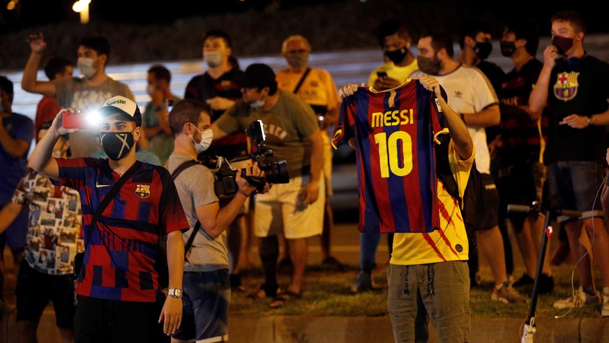 epa08625535 Dozens of FC Barcelona fans gather outside Camp Nou Stadium to demand the resignation of the club&#039;s president, Josep Maria Bartomeu, after Argentinian star Lionel Messi stated via fax ...