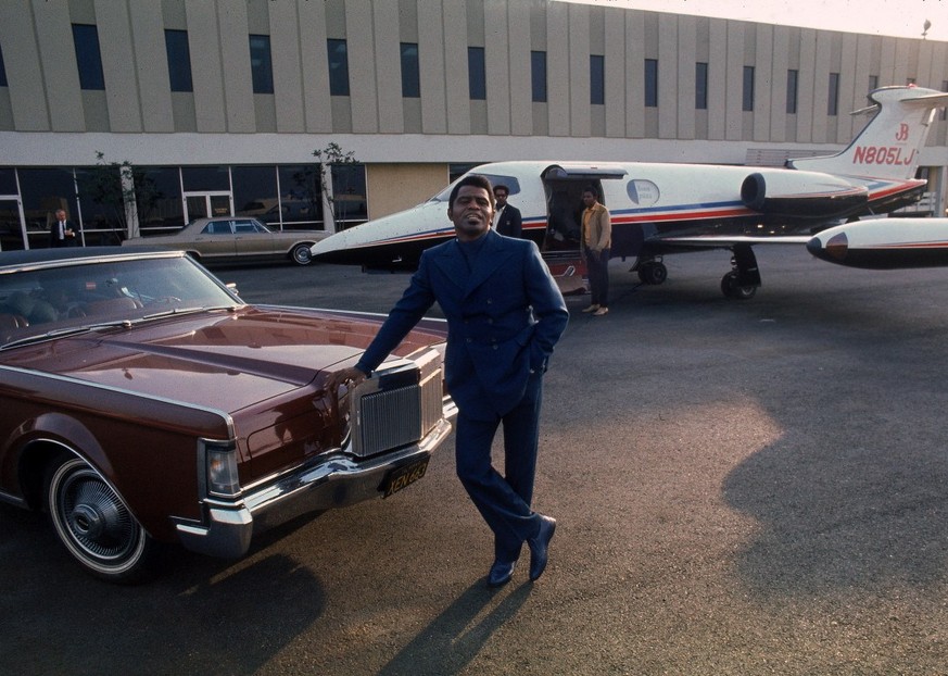 James Brown mit seiner Lincoln Continental und seinem Learjet auf dem Flughafen von Los Angeles, 1969. http://hooniverse.com/2015/10/16/last-call-cool-cat-edition/ auto soul funk rock pop