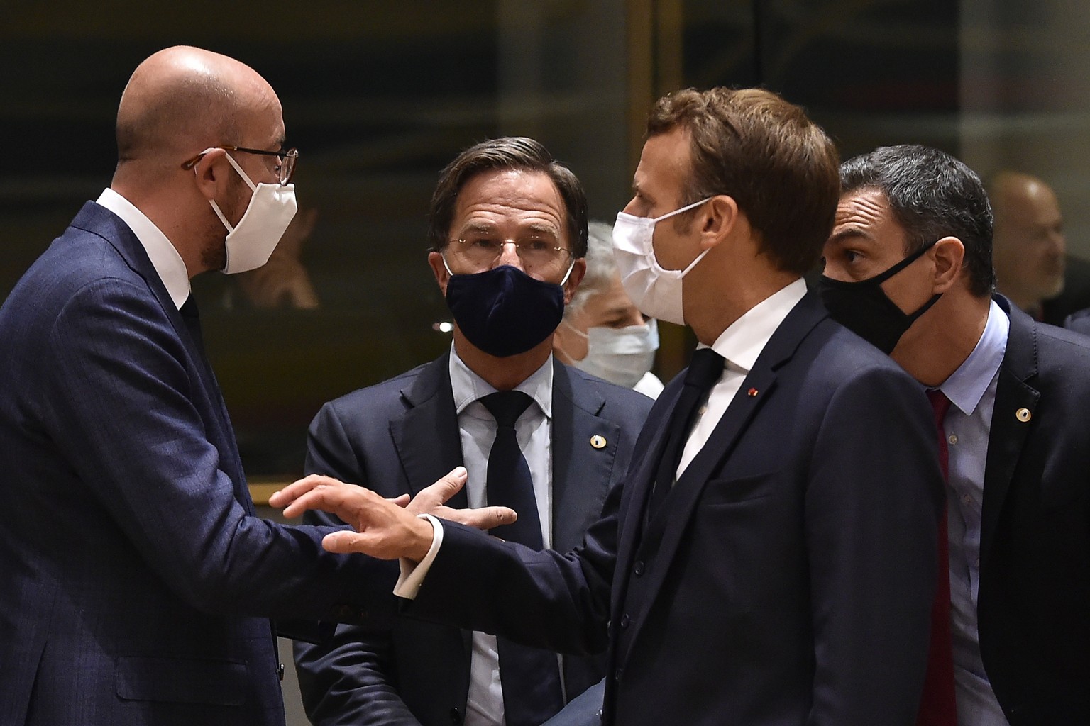 epa08557277 French President Emmanuel Macron (2-R) greets European Council President Charles Michel (L) next to Dutch Prime Minister Mark Rutte (2-L) and Spanish Prime Minister Pedro Sanchez (R) durin ...