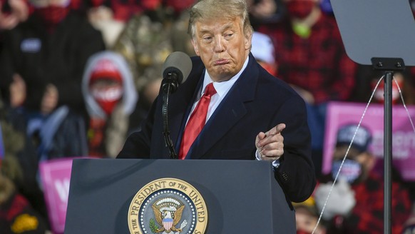 epaselect epa08710740 US President Donald J. Trump speaks during a &#039;Make America Great Again&#039; election campaign rally at Duluth International Airport in Duluth, Minnesota, USA, 30 September  ...