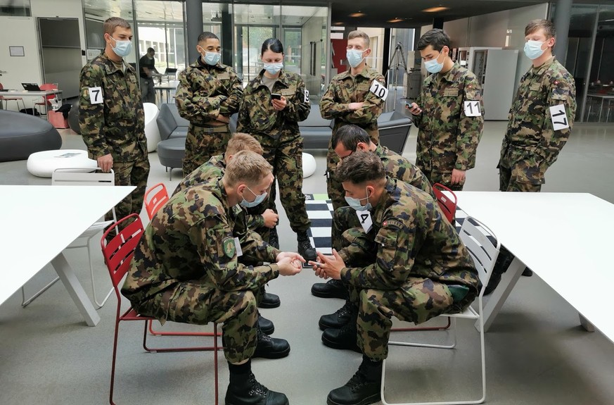 Schweizer Soldaten bei einem App-Experiment: Wie zuverlässig funktionieren die über Bluetooth gemessenen «Kontakte» auf relativ engem Raum, wie etwa im ÖV?