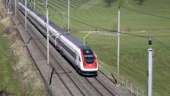 ARCHIVBILD - ZUR KUENFTIGEN ZUSAMMENARBEIT DER SBB UND SOB STELLEN WIR IHNEN FOLGENDES BILDMATERIAL ZUR VERFUEGEUNG - A RABDe 500 Intercity passenger train by the Swiss Federal Railways en route betwe ...