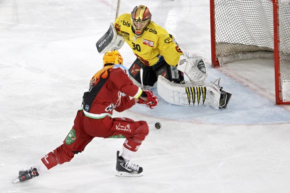 Bern&#039;s goaltender Leonardo Genoni, right, saves a puck past Lausanne&#039;s center Dustin Jeffrey, of Canada, left, during a National League regular season game of the Swiss Championship between  ...