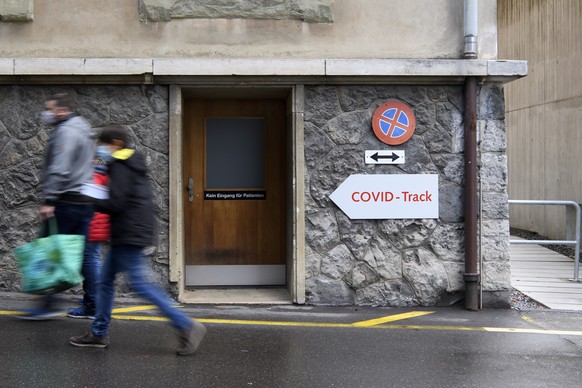 Personen mit Schutzmasken kommen zum COVID-Track, waehrend der Corona-Krise, am Samstag, 24. Oktober 2020 vor Inselspital, in Bern. Der Regierungsrat hat am Freitag eine Reihe von Verboten beschlossen ...