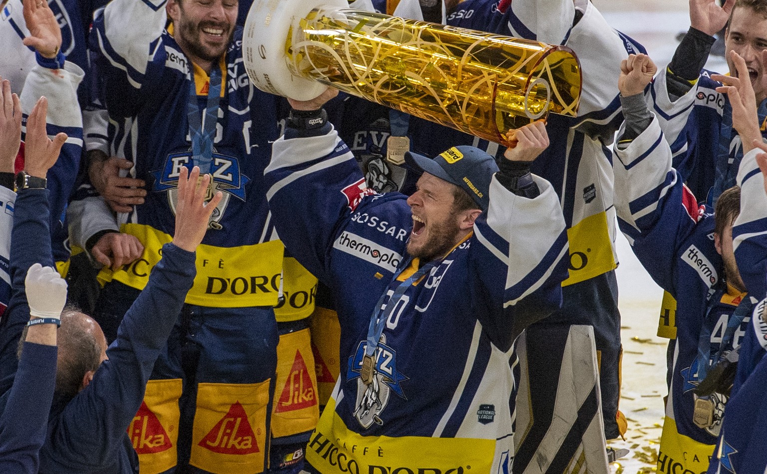 Die Zuger Feiern den Schweizermeister Titel nach dem Spiel 3 des Playoff Final Spiel der Eishockey Meisterschaftsspiel der National League zwischen dem EV Zug und dem Geneve Servette HC am Freitag, 7. ...