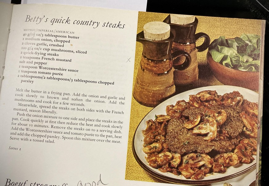 Hamlyn&#039;s All-Colour Book of Quick Dishes 1970s retro-küche Oliver Baroni kochen essen food betty&#039;s quick country steaks