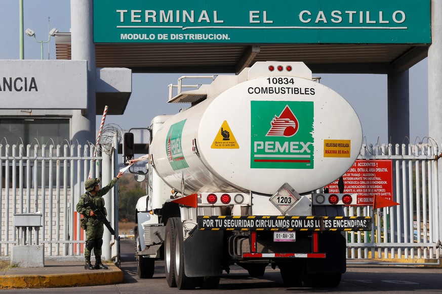 epa07274288 A member of the military guards the fuel distribution centers the state-owned oil company Pemex, in El Salto, Mexico, 10 January 2019. The President of Mexico Andres Manuel Lopez Obrador a ...