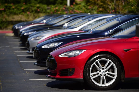 epa04727762 A row of Tesla Motors Model S cars are seen at a parking lot of the Tesla Motors Headquarters in Palo Alto, California, USA, 30 April 2015. EPA/JOHN G. MABANGLO