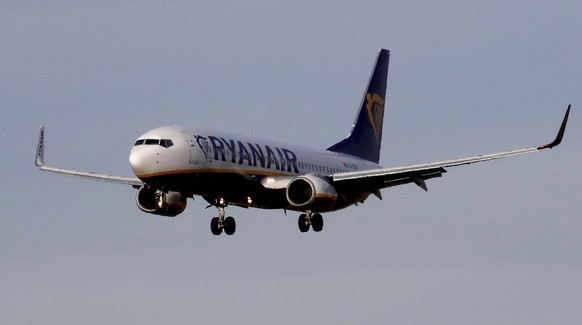 epa08859431 (FILE) - A Ryanair Boeing 737 - 8AS approaches for landing at the Riga International Airport in Riga, Latvia, 17 January 2020 (reissued 03 December 2020). Ryanair on 03 December 2020 annou ...