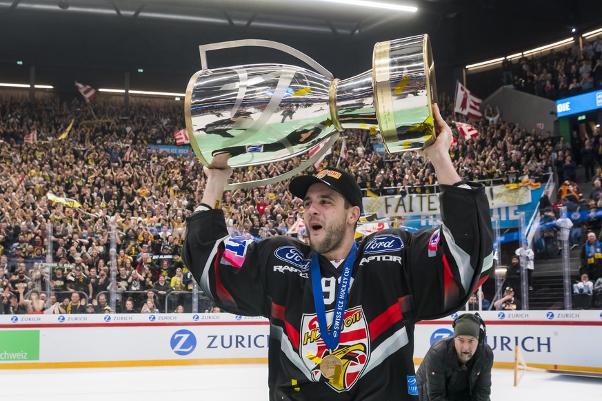 Le capitaine et defenseur jurassien Jordane Hauert, souleve la coupe de suisse apres la victoire lors de la finale de Coupe de Suisse de hockey sur glace Swiss Ice Hockey Cup, entre HC Ajoie et HC Dav ...