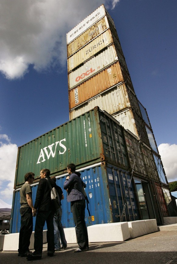 Passanten unterhalten sich am Freitag, 19. Mai 2006, vor dem neuen Container-Shop des Taschenherstellers &quot;Freitag&quot; an der Geroldstrasse in Zuerich. Das Besondere an dem neuen Geschaeft ist d ...