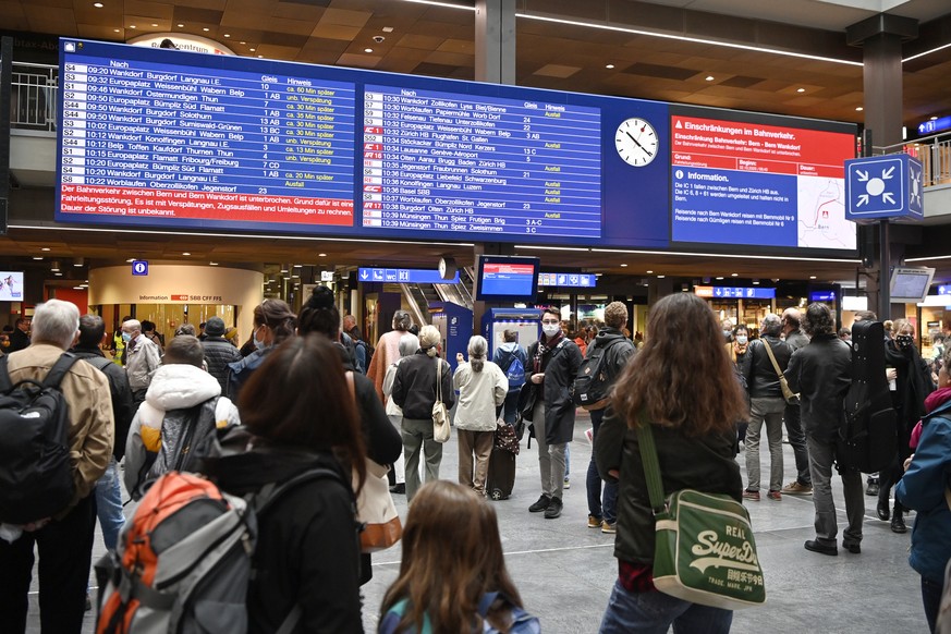 Passagiere informieren sich auf den Anzeigetafeln im Bahnhof Bern ueber Zugausfaelle und Verspaetungen am Freitag, 2. Oktober 2020. Im Raum Bern ist der Zugverkehr seit Freitagmorgen stark gestoert. Z ...