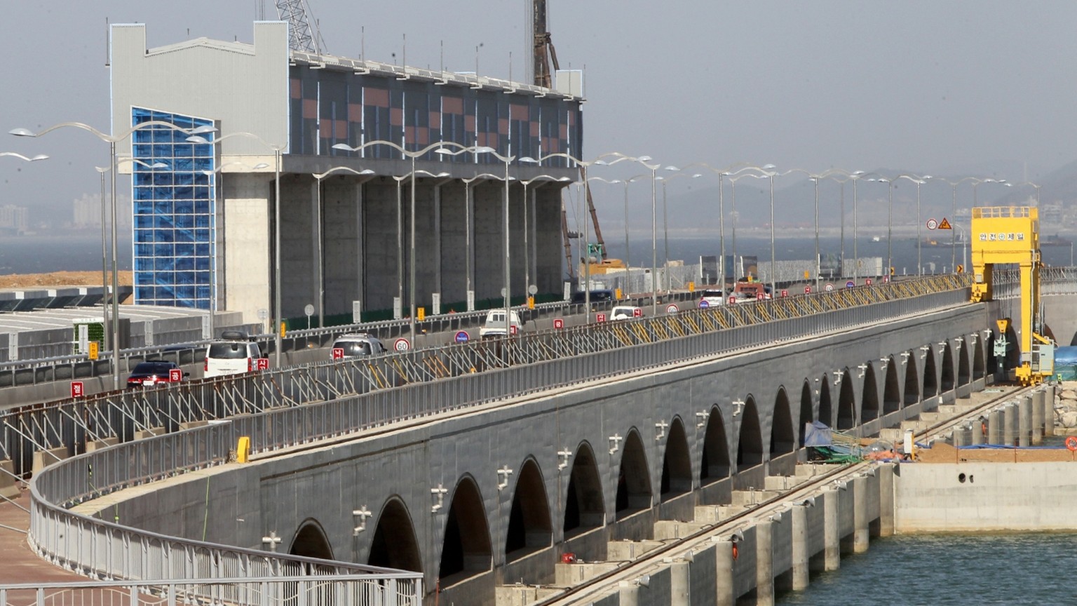 epa02681799 Seen here is Sihwa Tidal Power Plant in Ansan, west of Seoul, South Korea, on 11 April 2011. The tidal power plant with an annual production capacity of 552.70 million kilowatts is expecte ...