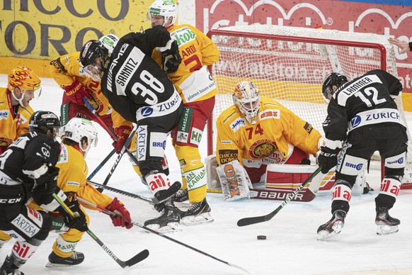 Tiger&#039;s goalkeeper Ivars Punnenovs, center, and Lugano&#039;s player Dominic Lammer, right, during the preliminary round game of National League (NLA) Swiss Championship 2020/21 between HC Lugano ...