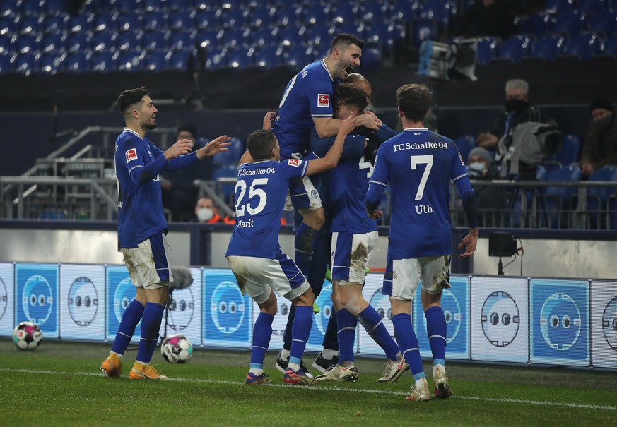 epa08928645 Matthew Hoppe (C) of FC Schalke 04 celebrates with Sead Kolasinac (top) after scoring their team&#039;s second goal during the Bundesliga match between FC Schalke 04 and TSG Hoffenheim at  ...