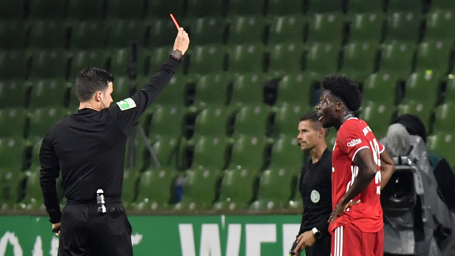 Referee Harm Osmers shows the red card to Bayern&#039;s Alphonso Davies during the German Bundesliga soccer match between Werder Bremen and Bayern Munich in Bremen, Germany, Tuesday, June 16, 2020. Be ...