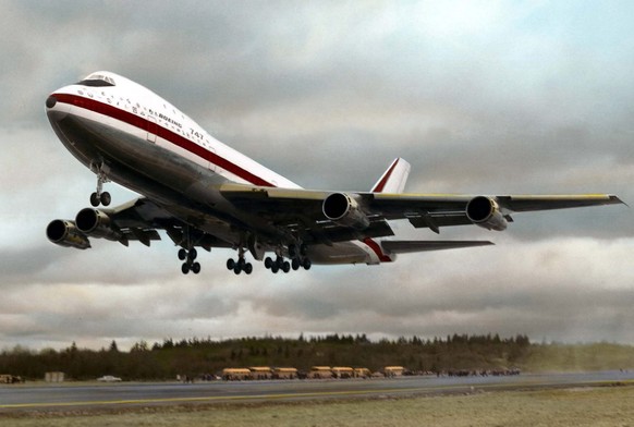 --- ARCHIVE --- VOR 50 JAHREN AM 9. FEBRUAR 1969 STARTET DIE DIE BOEING 747, AUCH JUMBO-JET GENANNT, IHREN ERSTFLUG --- A picture dated 09 Feburary 1969 of the first flight of the Boeing 747 from the  ...
