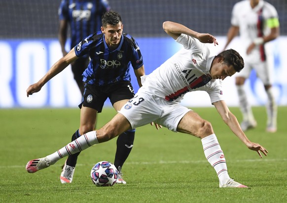 Atalanta&#039;s Remo Freuler, left, and PSG&#039;s Julian Draxler battle for the ball during the Champions League quarterfinal match between Atalanta and PSG at Luz stadium, Lisbon, Portugal, Wednesda ...