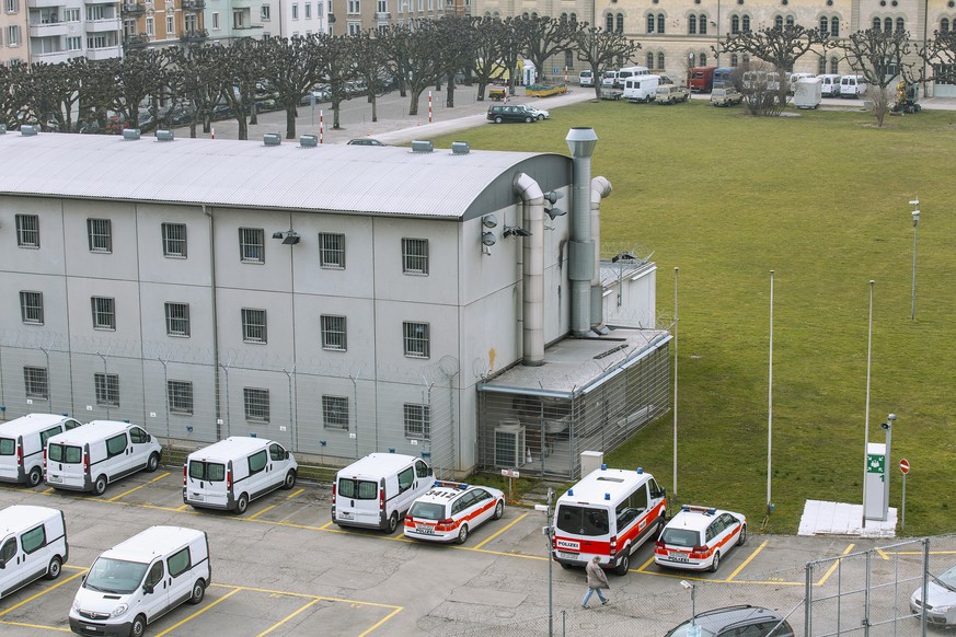 ARCHIV -- Das Kaserneareal in Zuerich mit dem provisorischen Polizeigefaengnis, aufgenommen am 4. April 2013 in Zuerich. In seiner Zelle erhaengt hat sich der Mann, der im Zusammenhang mit der Weiterg ...
