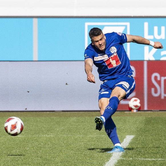 Filip Ugrinic von Luzern schiesst das Tor zum 1:0 beim Super League Meisterschaftsspiel zwischen dem FC Luzern und dem Servette FC vom Sonntag, 9. Mai 2021 in Luzern. (KEYSTONE/Urs Flueeler)