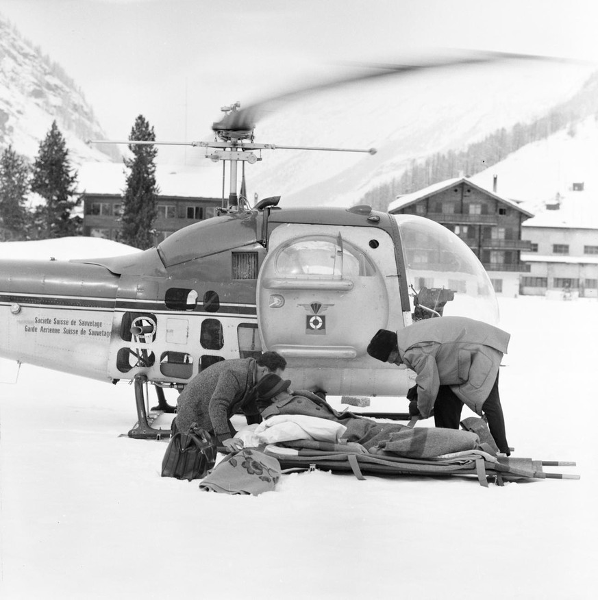 Ein schwer typhuserkrankter Englaender wird per Helikopter aus Zermatt ausgeflogen und in ein Walliser Spital verlegt. Im Maerz 1963 brach im Walliser Kurort Zermatt eine Typhusepidemie aus mit ueber  ...