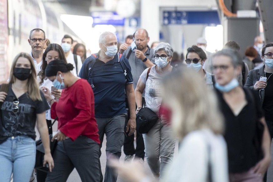 Pendler mit Atemschutzmasken bewegen sich auf dem Hauptbahnhof in Zuerich, aufgenommen am Montag, 6. Juli 2020. Ab Montag, 6. Juli 2020, muessen schweizweit alle Passagiere in den oeffentlichen Verkeh ...
