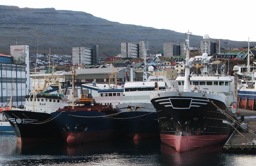 Hochseetrawler im Hafen von Tórshavn.