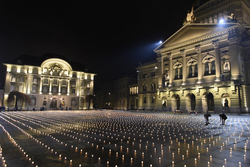 Activists lit almost 5000 candles to commemorate the people who died of Corona in Switzerland, this Sunday, December 6, 2020, on the Bundesplatz, front of the Federal Palace, in Bern, Switzerland. (KE ...