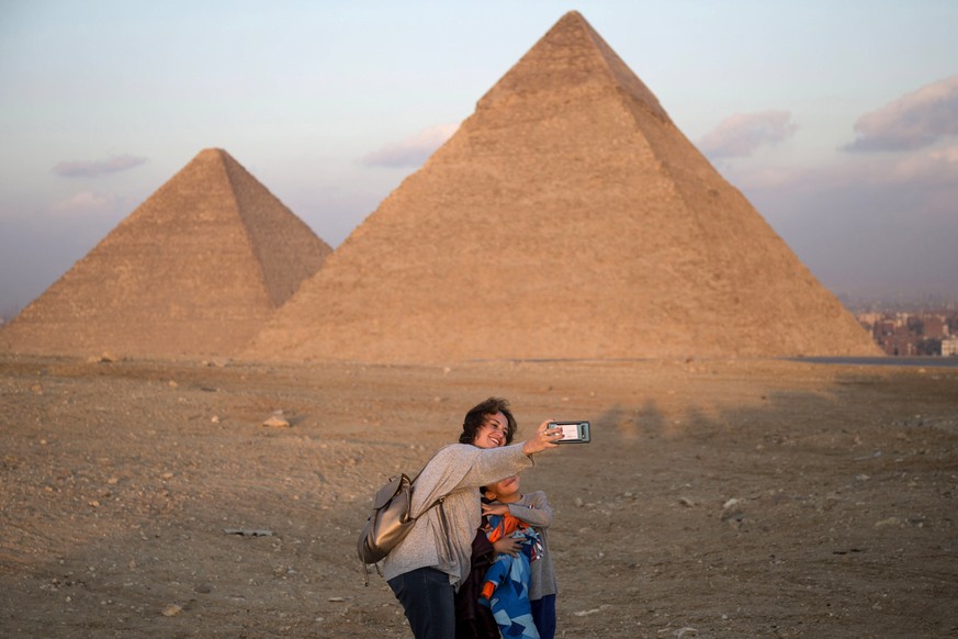 epa07953254 A woman takes a selfie in front of Giza pyramids, Giza, Egypt, 26 October 2019 (issued 27 October 2019). EPA/MOHAMED HOSSAM