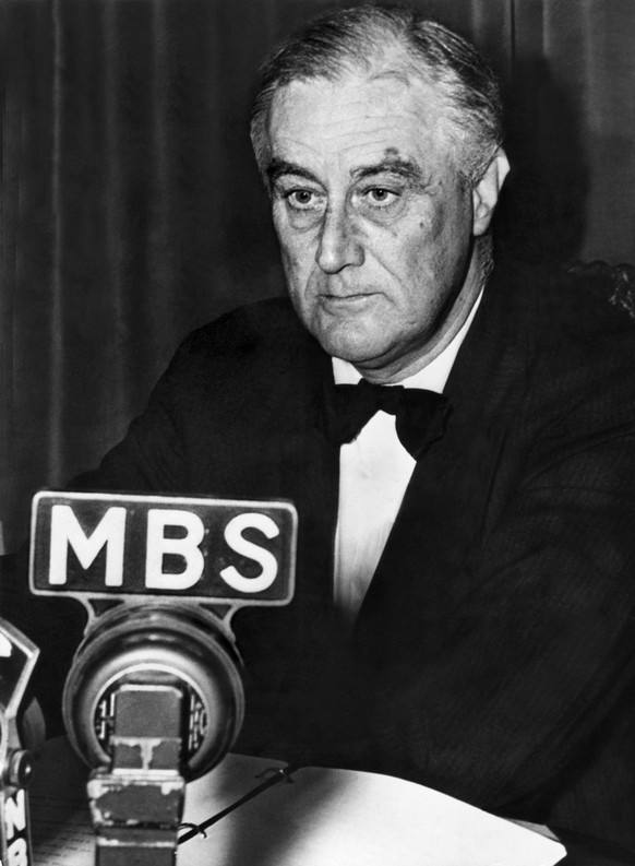 Der US Praesident Franklin D. Roosevelt (1882-1945) haelt zu Beginn des Zweiten Weltkriegs am 3. September 1939 im Weissen Haus eine Radioansprache an die Nation. (KEYSTONE/AP Photo/Str)