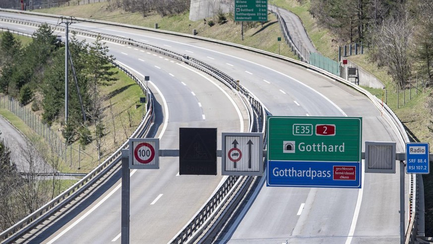 Die Gotthard Autobahn A2 in Richtung Sueden bei Wassen wird wegen der Corona-Pandemie nur sehr gering befahren, am Freitag, 10. April 2020. (KEYSTONE/Urs Flueeler)