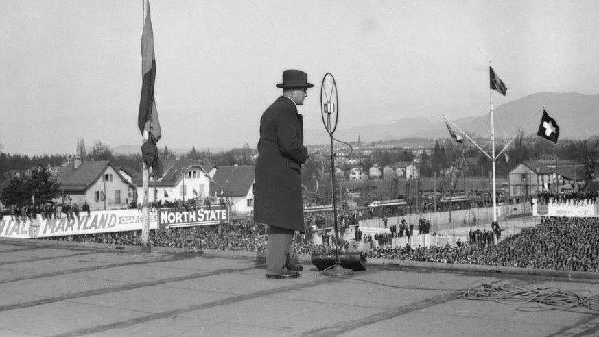 Der Radioreporter Hans Sutter bei einem seiner ersten Einsaetze als Radio-Fussballreporter, aufgenommen um 1930. (KEYSTONE/PHOTOPRESS-ARCHIV/Str)