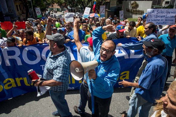 epa06927718 A group of people protest the water shortage, in Caracas, Venezuela, 04 August 2018. AS the socio economic crisis continues Venezuelans are experiencing shortages of food, medicine, electr ...