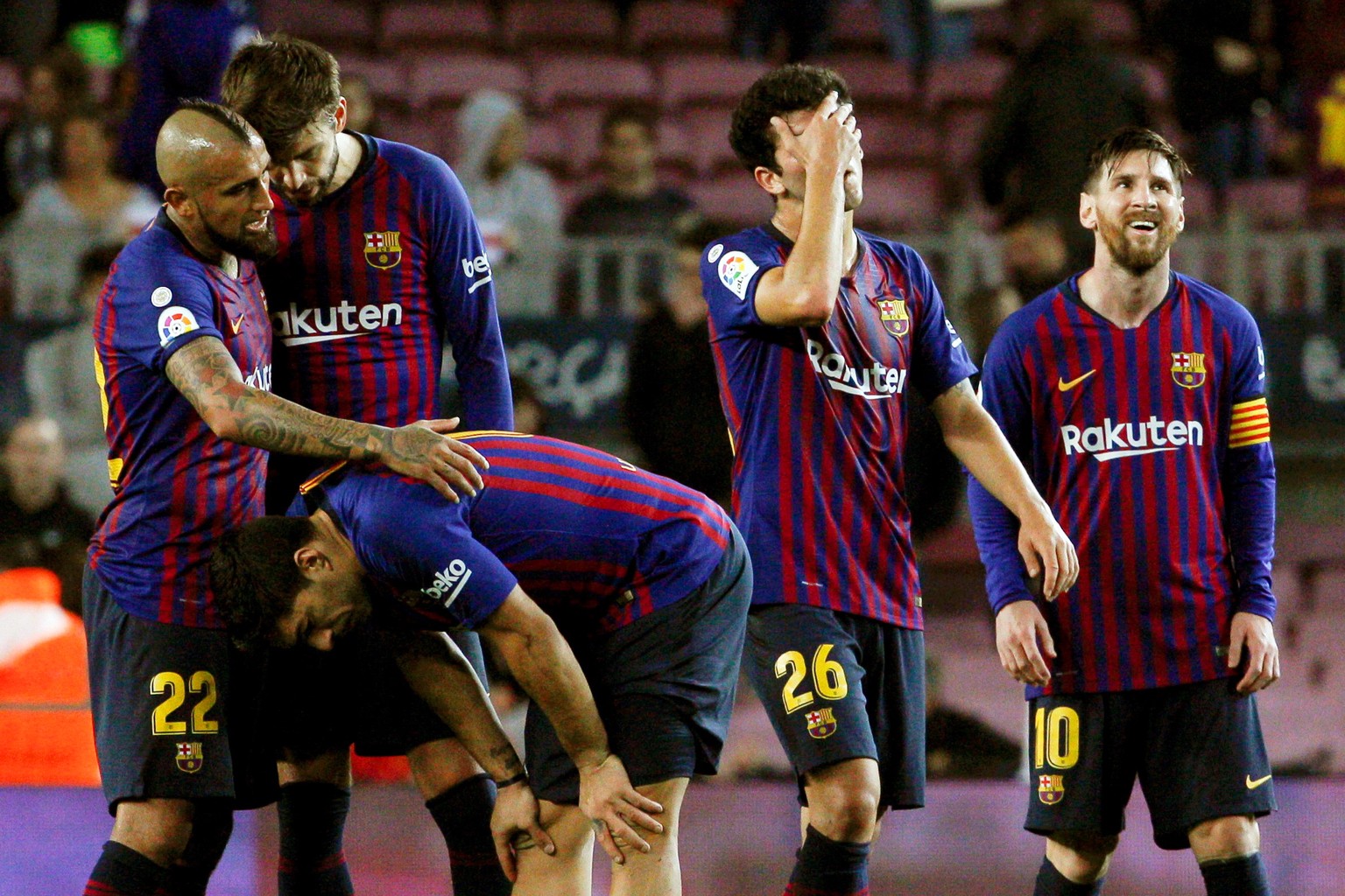 epa07159449 FC Barcelona players (L-R) Arturo Vidal, Gerard Pique, Luis Suarez, Carles Alena, and Lionel Messi show their dejection after the Spanish La Liga soccer match between FC Barcelona and Real ...