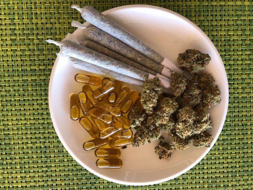 Joints und Cannabis-Öl in Kapselform helfen Quadri gegen die neuropathischen Schmerzen.