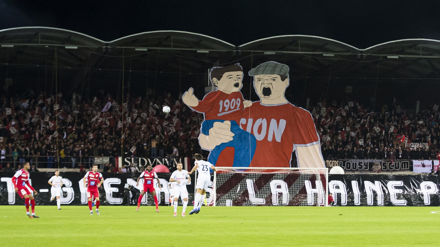 Les deux equipes en action, lors de la rencontre de football de Super League entre le FC Sion et le Servette FC le samedi 26 octobre 2019 au stade de Tourbillon a Sion. (KEYSTONE/Jean-Christophe Bott)