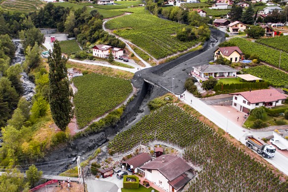 Une vue aerienne montre la riviere, la Losentse, qui est sortie de son lit et qui a provoque une coulee de boue ce mardi 7 aout 2018 dans le village de Chamoson en Valais. (KEYSTONE/Maxime Schmid)