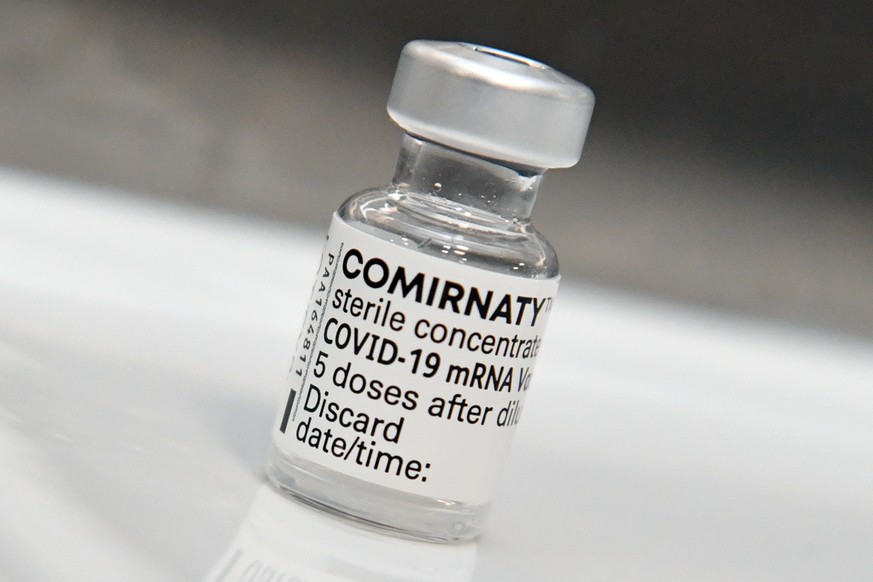 epa09030530 A vial of the Comirnaty BNT162b2 (mRNA) Pfizer Covid 19 vaccine at the COVID-19 surge centre in Canberra, Australia, 23 February 2021. Australia&#039;s deputy chief medical officer has her ...
