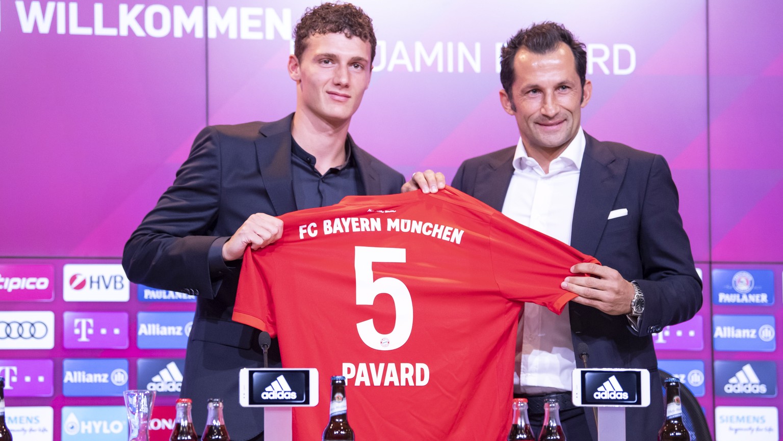 epa07712217 New FC Bayern Munich player Benjamin Pavard (L) and Bayern&#039;s director of sport Hasan Salihamidzic pose during Pavard&#039;s presentation at the Allianz Arena in Munich, Germany, 12 Ju ...