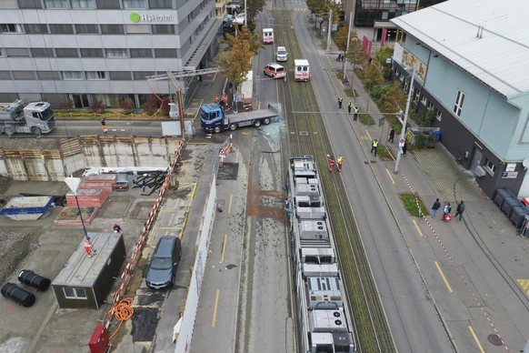 LKW schlitzt Tram auf: 14 Personen bei Unfall in Zürich verletzt