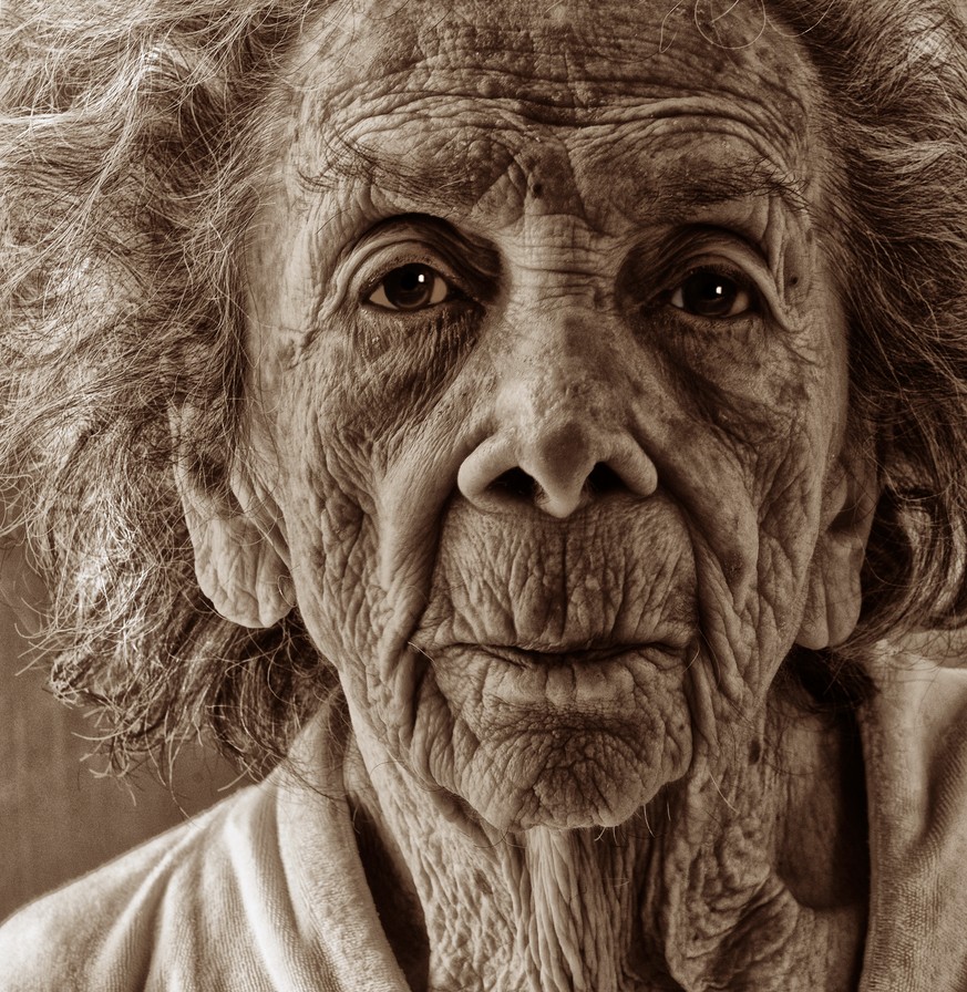 Porträt eineer alten Frau, schwarzbraun-weiss