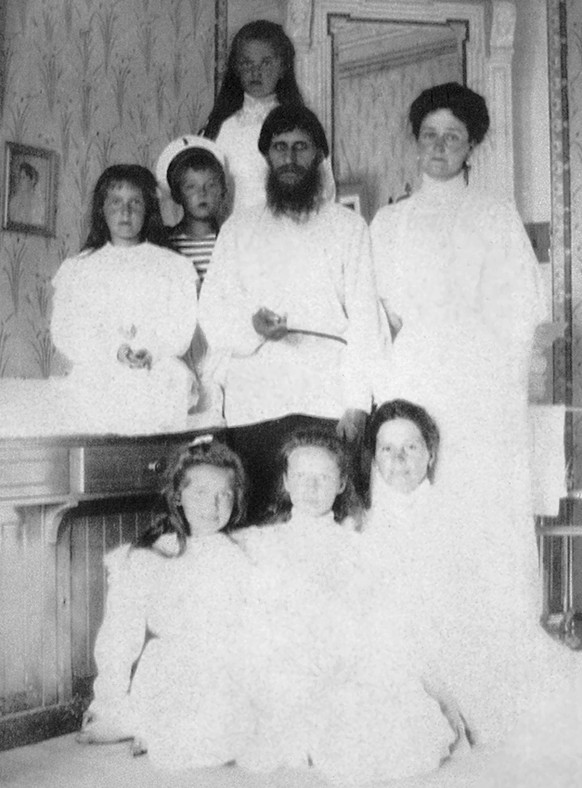 Zarin Alexandra Fjodorowna mit Rasputin, ihren Kindern und einer Gouvernante,1908. Die gesamte Zarenfamilie wurde im Juli 1918 auf Lenins Befehl von Männern der Tscheka erschossen.